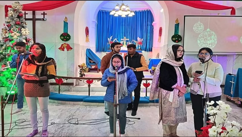 Merry Christmas: Messiah के जन्म की खुशी में जश्न मनाया जाता है, Santa Claus gifts के साथ खुशियाँ फैलाता है